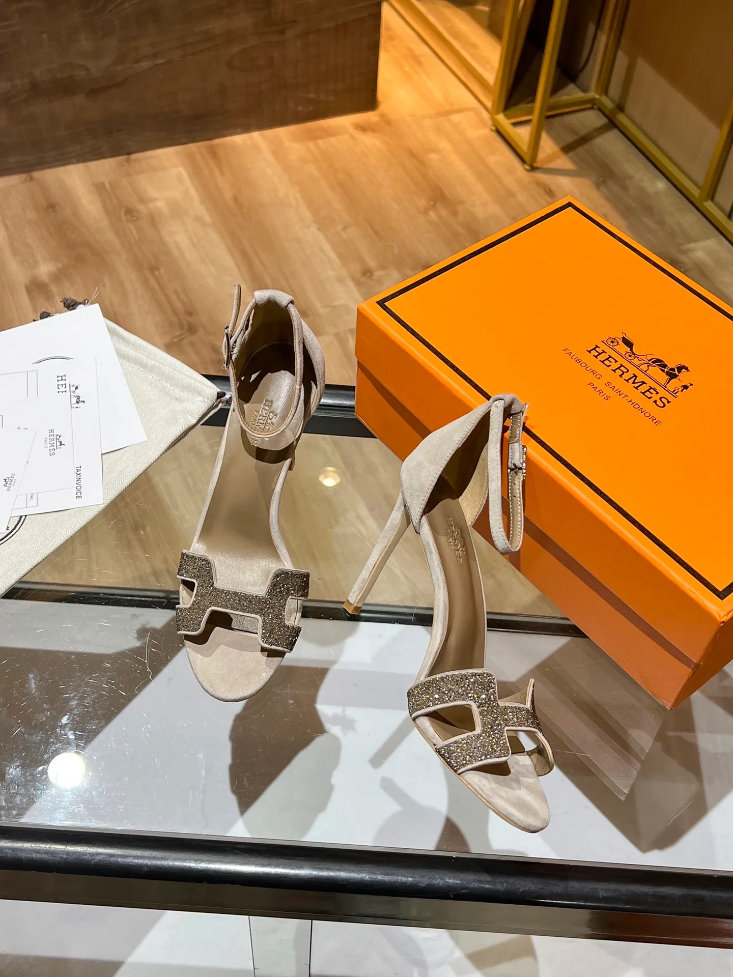 👟👟Ex-factory price 600👟👟 Hermès high-heeled sandals Hermès high-heeled shoes are the simplest, most durable and elegant I have ever seen! ! ! It can hold any style, and the height of 10.5cm is easy to control. Each color has its own unique style. You must buy this one, it is really easy to wear and look good! size: 35-40 (34.40.41 customization is non-returnable and non-exchangeable)
